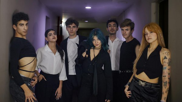 How to Style a Leather Jacket for a Chic Look in London's Nightlife?